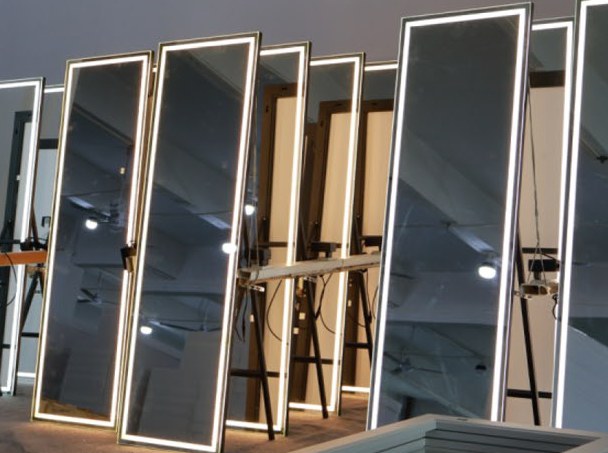 Full-length mirror lighting test